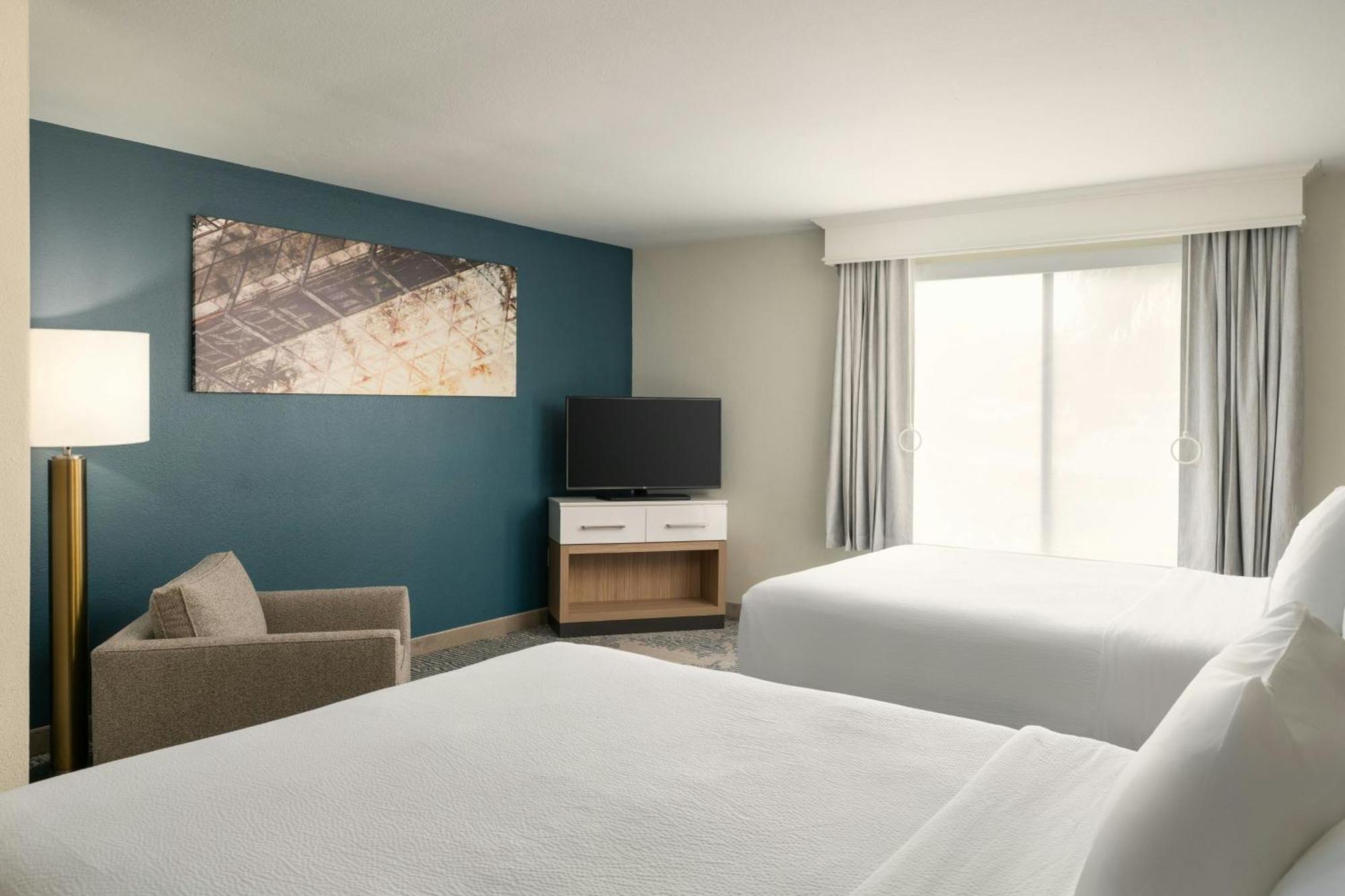 Springhill Suites By Marriott Tampa Westshore Exterior photo
